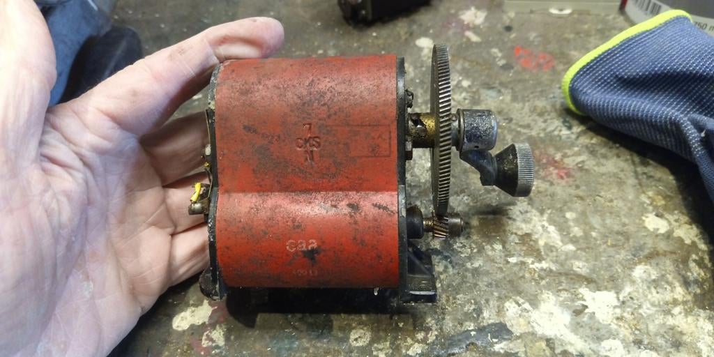 Handdynamo, waarschijnlijk van veldtelefoon, Ophalen of Verzenden