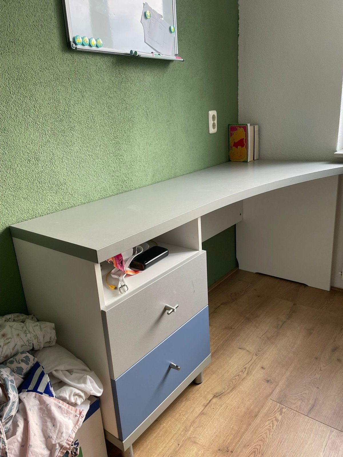 Bureau, kast en plank - complete set voor jongenskamer, Ophalen, Gebruikt, Met lades, Meerkleurig