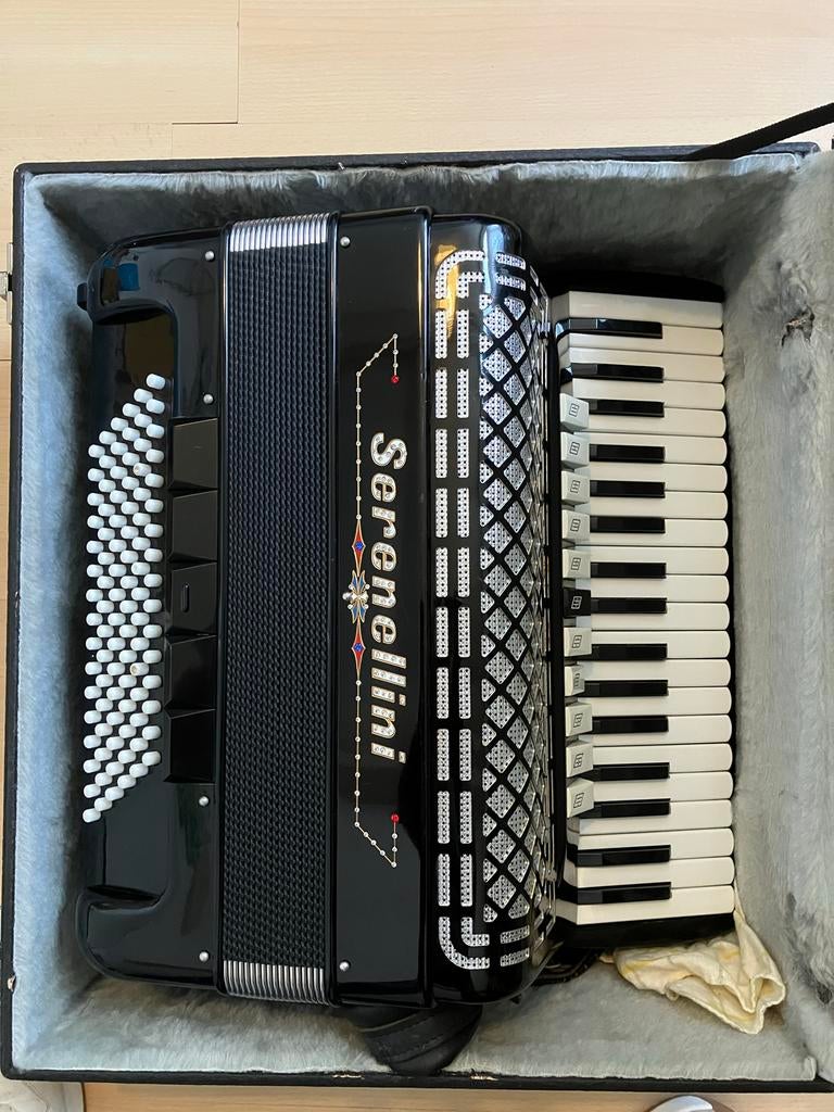 Serenellini Accordeon - Zo goed als nieuw, met koffer, Muziek en Instrumenten, Accordeons, Overige formaten, Toetsaccordeon, Zo goed als nieuw
