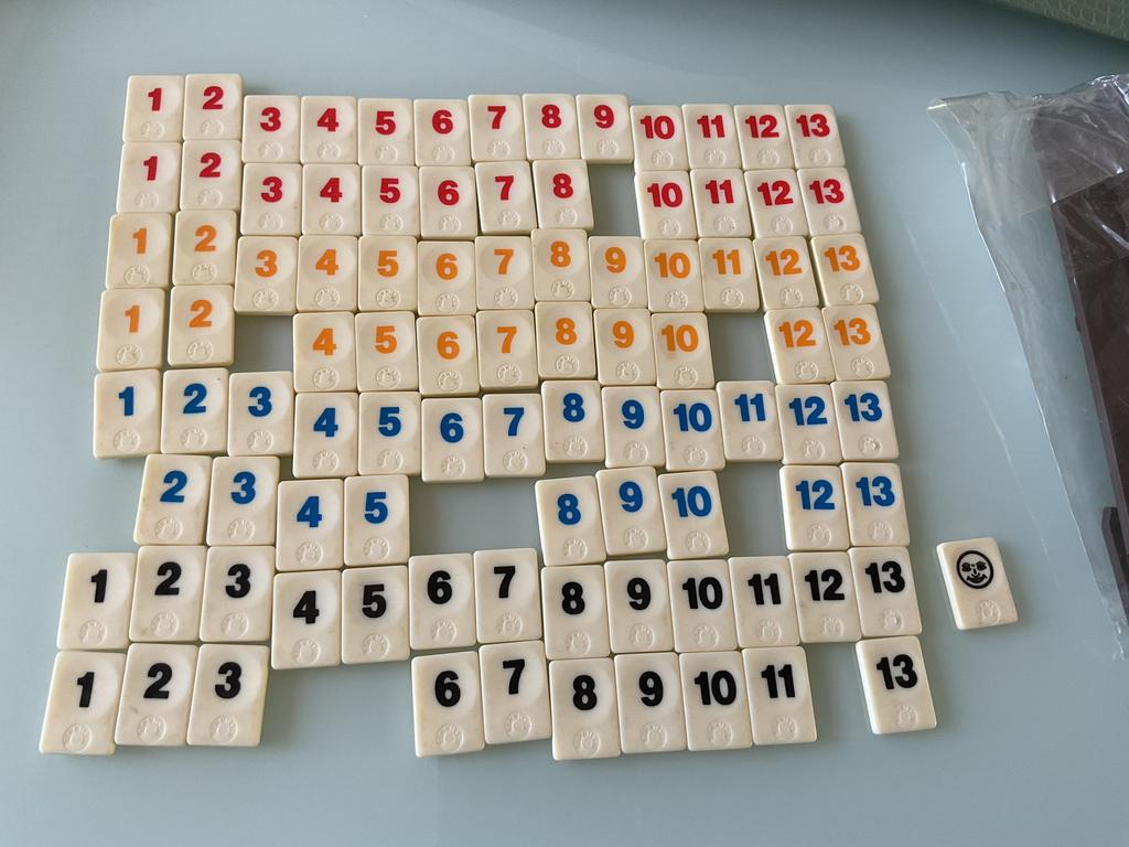 Reis rummikub losse kleine stenen cijfers, Ophalen of Verzenden, Zo goed als nieuw