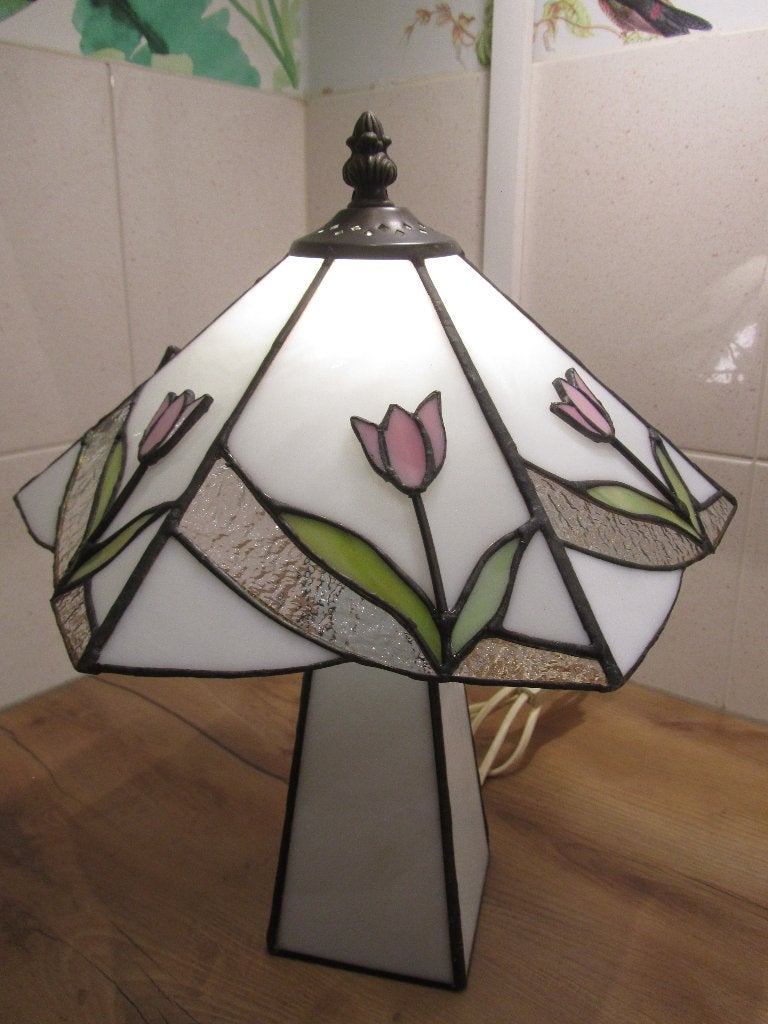 Tiffany tafellamp wit met roze tulp, Meerkleurig, Ophalen of Verzenden, Gebruikt, Tiffany lamp
