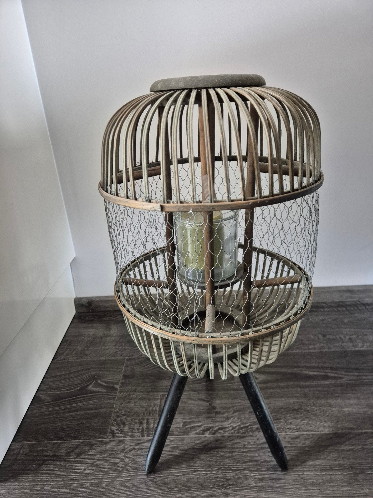 Decoratieve Kandelaar met Gaas en Houten Details, Huis en Inrichting, Woonaccessoires | Kandelaars en Kaarsen, Gebruikt, Kandelaar