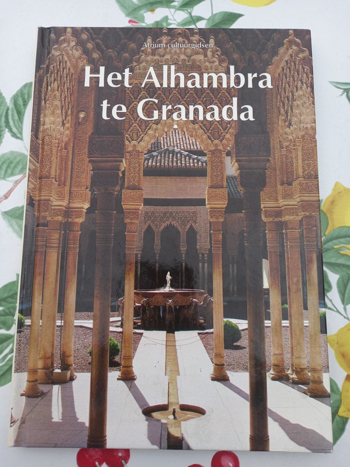 M5 Het Alhambra te Granada - Atrium cultuurgidsen, Europa, Ophalen of Verzenden, Reisgids of -boek, Onbekend