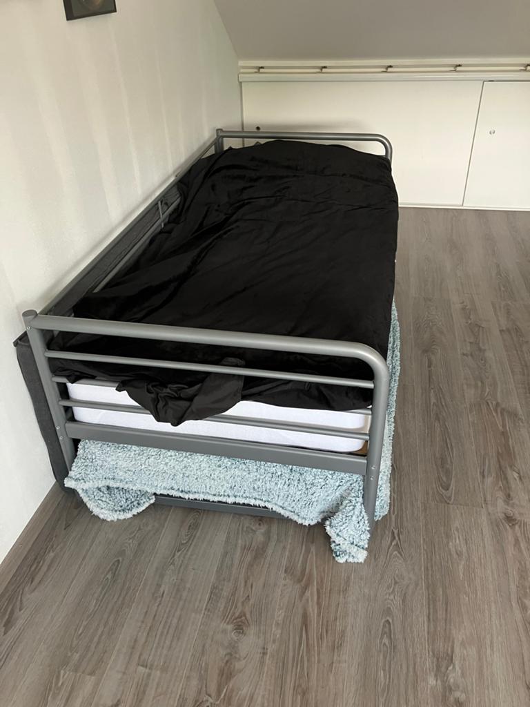Uitschuifbaar bed met matras - Ideaal voor logees, Huis en Inrichting, Slaapkamer | Bedden, Tweepersoons, Ophalen of Verzenden