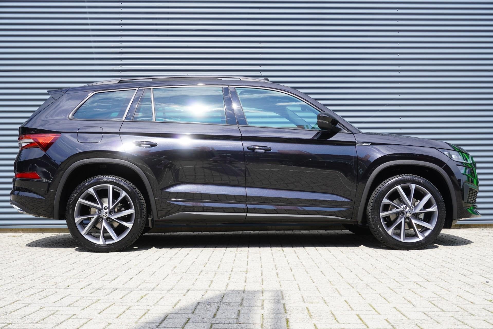 Skoda Kodiaq 1.5 TSI 150pk DSG Sportline Business | Trekhaak, Auto's, 12 maanden, 4 cilinders, Alcantara, Zwart
