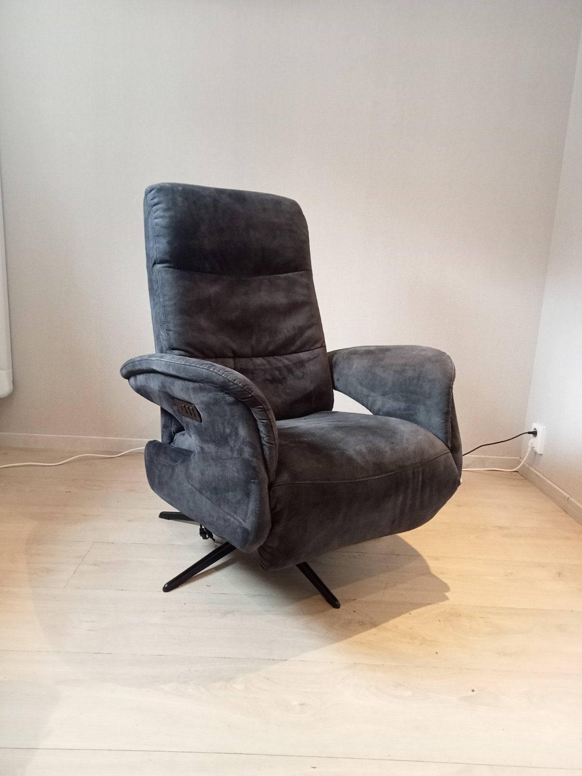 Zeer nette elektrische design relax fauteuil nieuw staat in, Ophalen of Verzenden, Zo goed als nieuw, Stof, Design Elektrische Relax Fauteuil