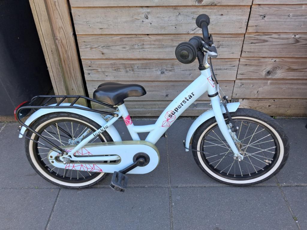 Mooie 16 inch loekie Superstar meisjes fiets, Fietsen en Brommers, Fietsen | Kinderfietsjes, Ophalen, Zo goed als nieuw