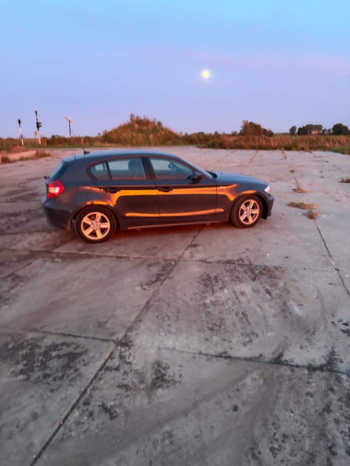 BMW 1-serie met schade - Subframe krom, Auto diversen, Ophalen, Handgeschakeld, Zilver of Grijs, Benzine