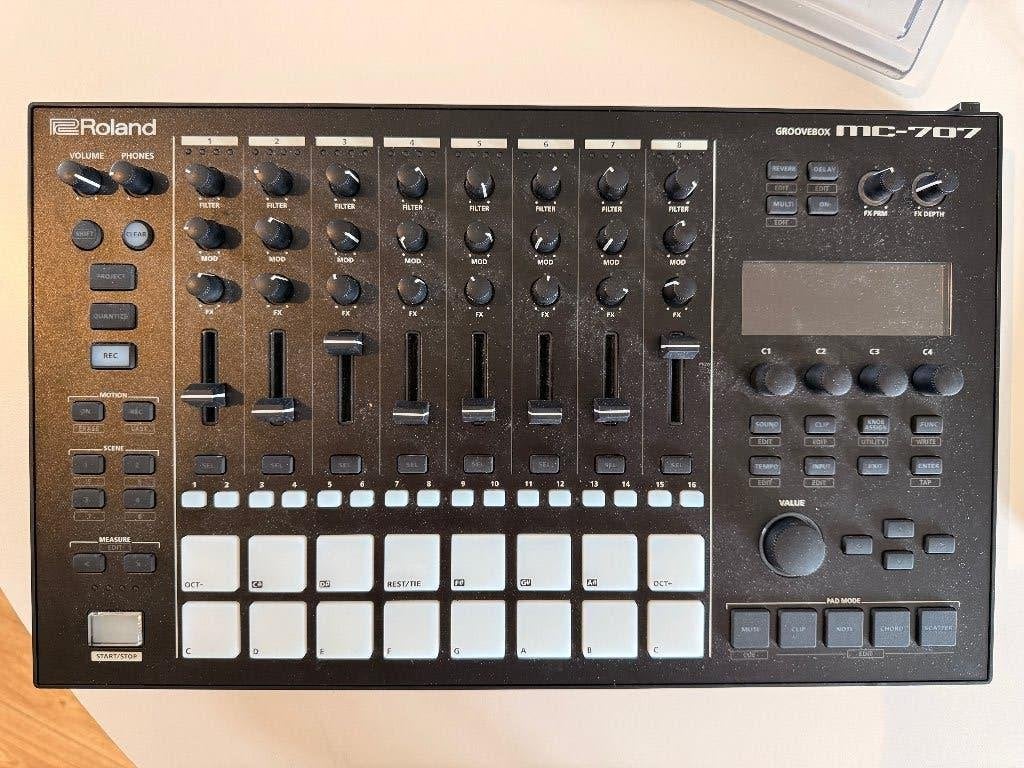 Roland MC-707 met decksaver, Muziek en Instrumenten, Synthesizers, Ophalen of Verzenden, Zo goed als nieuw, Overige aantallen