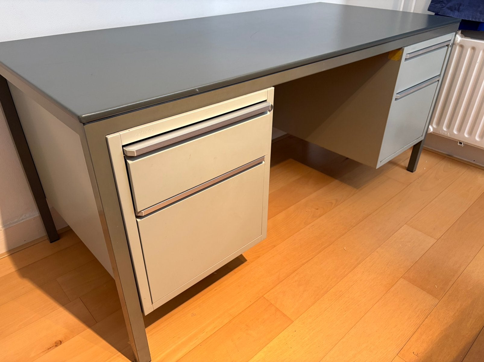 Metalen bureau Astema, Huis en Inrichting, Bureaus, Gebruikt, Metaal, Grijs, Ophalen