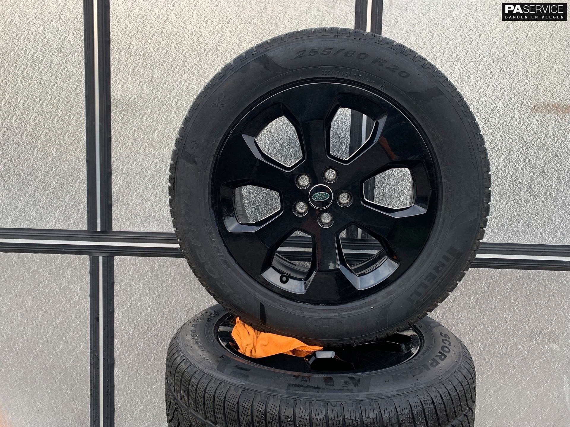Oem 20 inch Land Rover Defender Glossy Black Winterset Pirel, Gebruikt, 255 mm, -, -