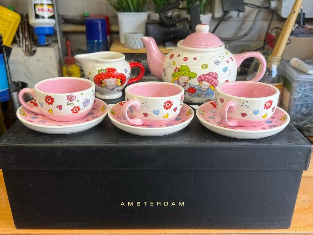 Theetje drinken by Jet van D.E. kinderservies, Gebruikt, Keramiek, Ophalen of Verzenden, Overige stijlen