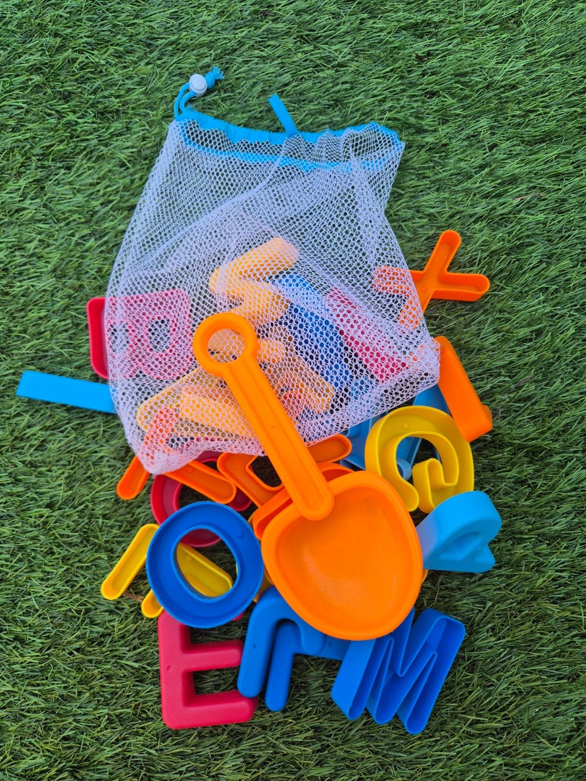 Zandbak speelgoed set met schep en lettervormen, Ophalen of Verzenden, Overige typen