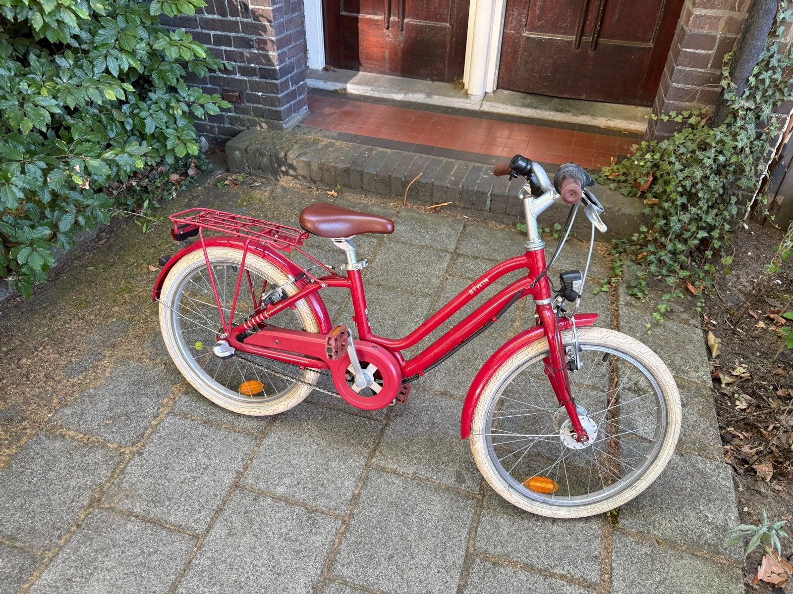 Btwin kinderfiets 20 inch rood met bagagedrager, Ophalen, Gebruikt, Velgrem, 20 inch of meer