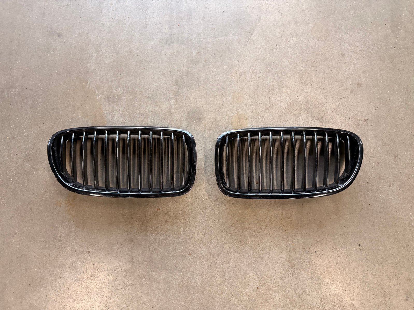 BMW F10/F11 Grill/Nieren | Glanzend Zwart, Auto-onderdelen, Carrosserie en Plaatwerk, Gebruikt, Voor, Ophalen of Verzenden, Bumper