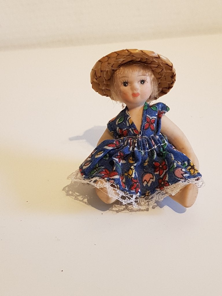 Miniatuur popje met strohoedje en bloemenjurkje, Verzenden, Gebruikt, Popje