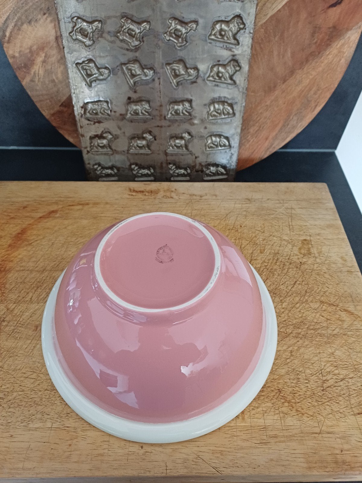 Mooie gave pastel roze Beslagkom van Regout, Verzenden
