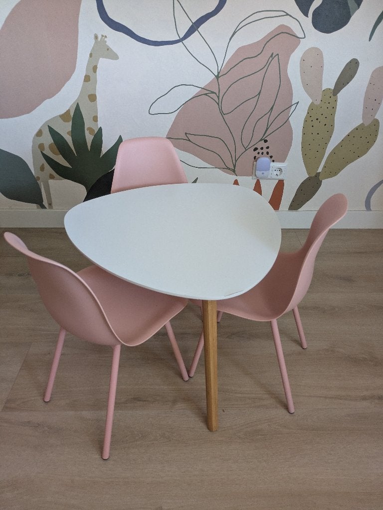 Scandinavische Kindertafel met 3 Roze Kuipstoeltjes, Kinderen en Baby's, Kinderkamer | Tafels en Stoelen, Ophalen, Gebruikt, Tafel(s) en Stoel(en)
