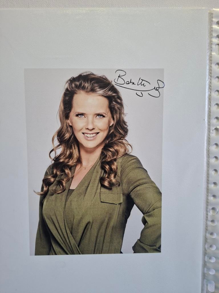 BABETTE VAN VEEN ACTRICE-ZANGERES, Verzenden, Nieuw, Foto of Kaart, Gesigneerd