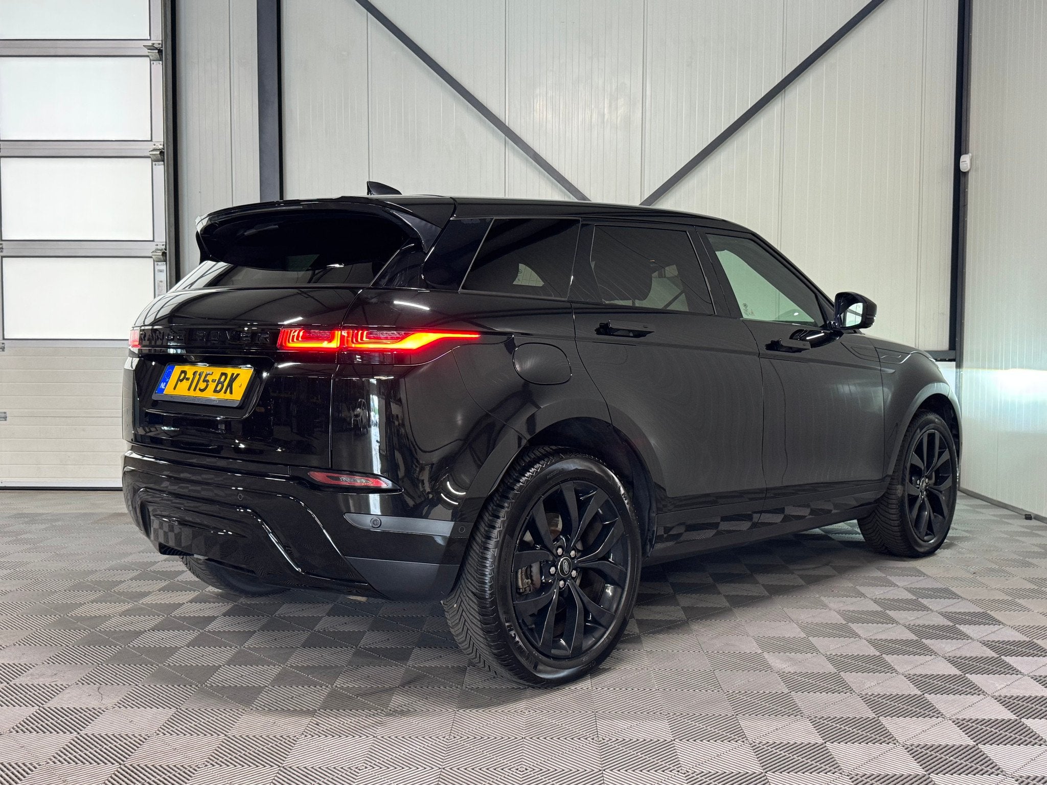 Land Rover Range Rover Evoque 1.5 P300e | AWD R-Dynamic S |, Auto's, Automaat, Euro 6, 0 kWh, Zwart