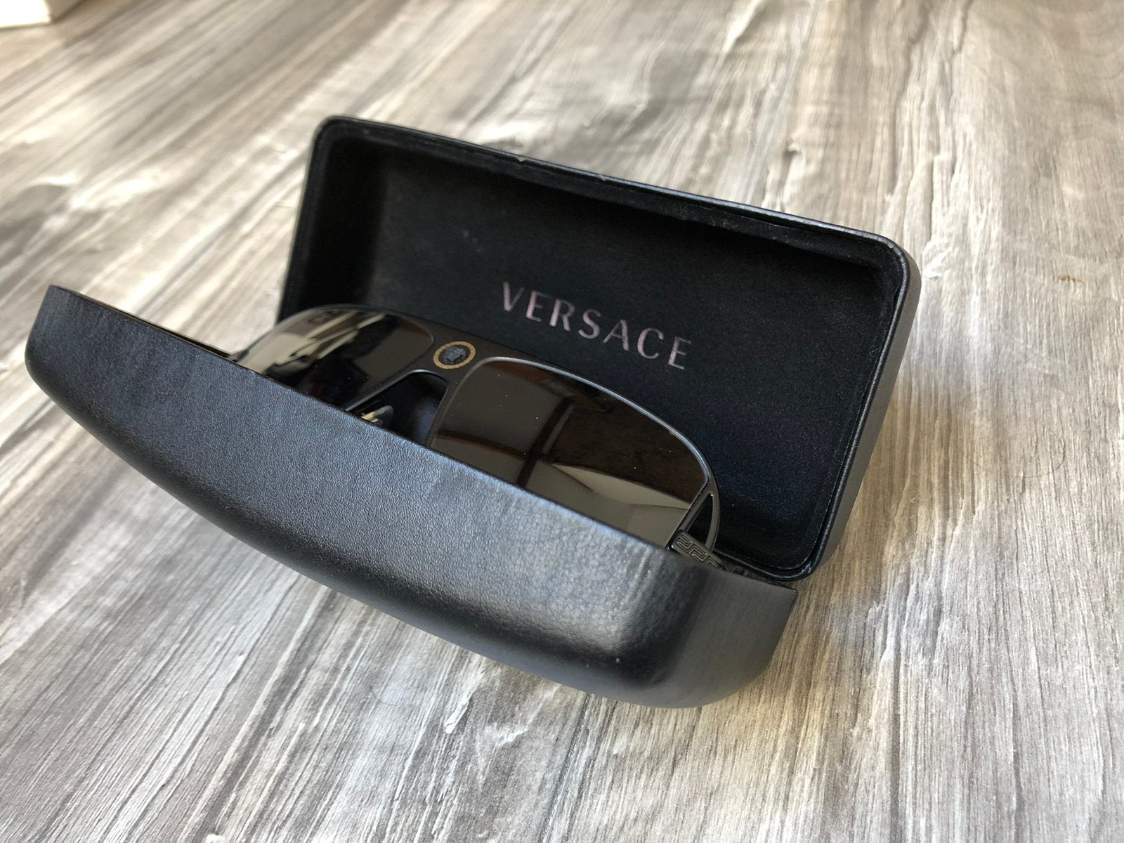 Versace zonnebril in nieuwstaat, Ophalen of Verzenden, Zo goed als nieuw, Zwart, Overige merken