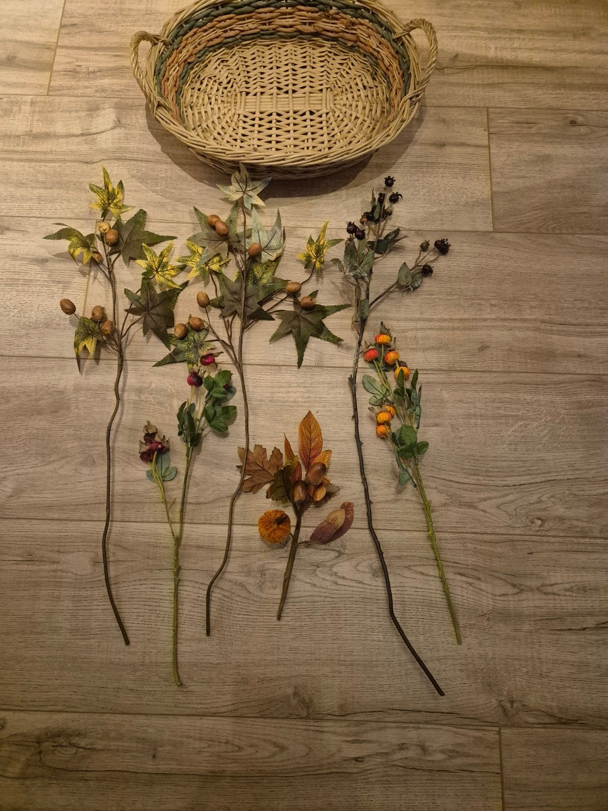 Gevlochten mand met herfstdecoratie, Ophalen, Zo goed als nieuw
