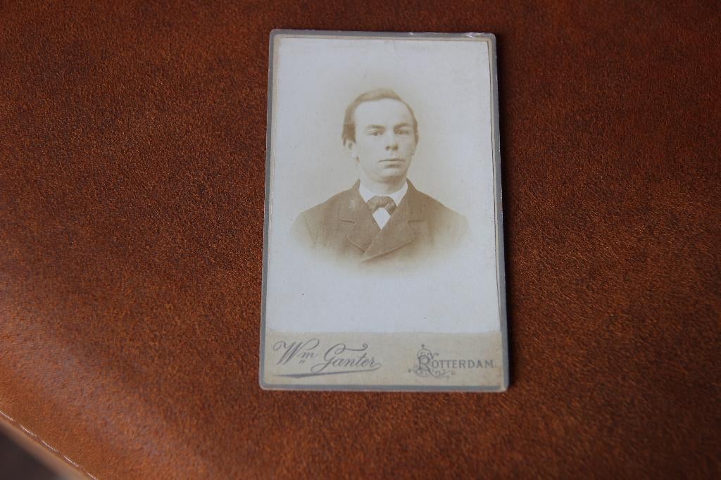 CDV van een man. W Ganter te Rotterdam, Gebruikt, Foto, Ophalen of Verzenden, Voor 1940