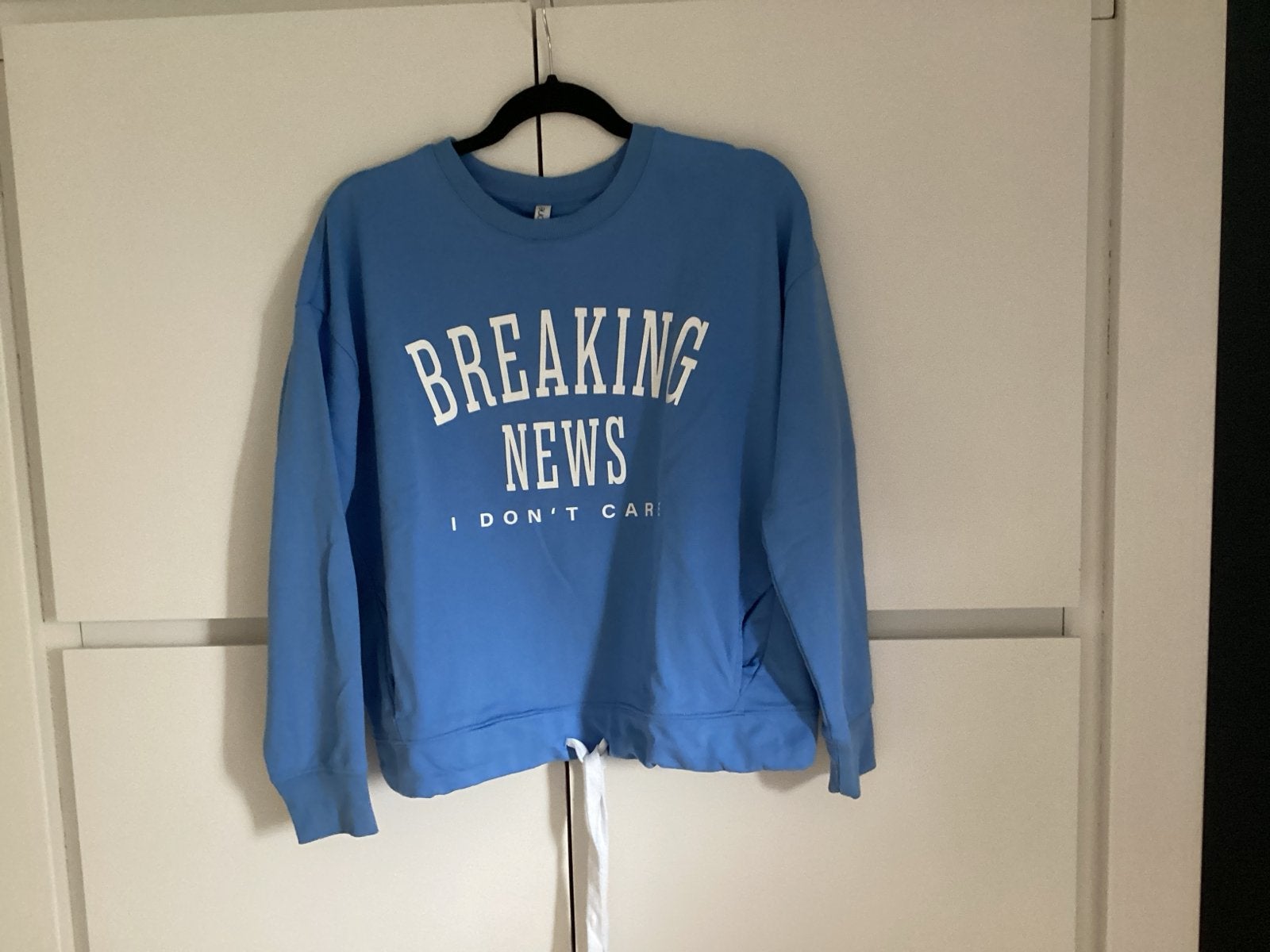 Blauwe sweater met 'Breaking News' opdruk, Kleding | Dames, Maat 38/40 (M), Blauw, Ophalen of Verzenden, Zo goed als nieuw