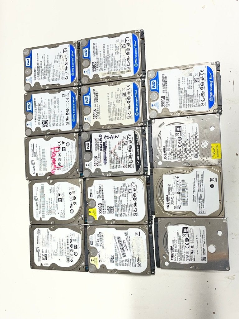 14x defecte 320GB 2,5 inch SATA HDD voor onderdelen, Intern, 320GB per stuk, Ophalen of Verzenden, Niet werkend