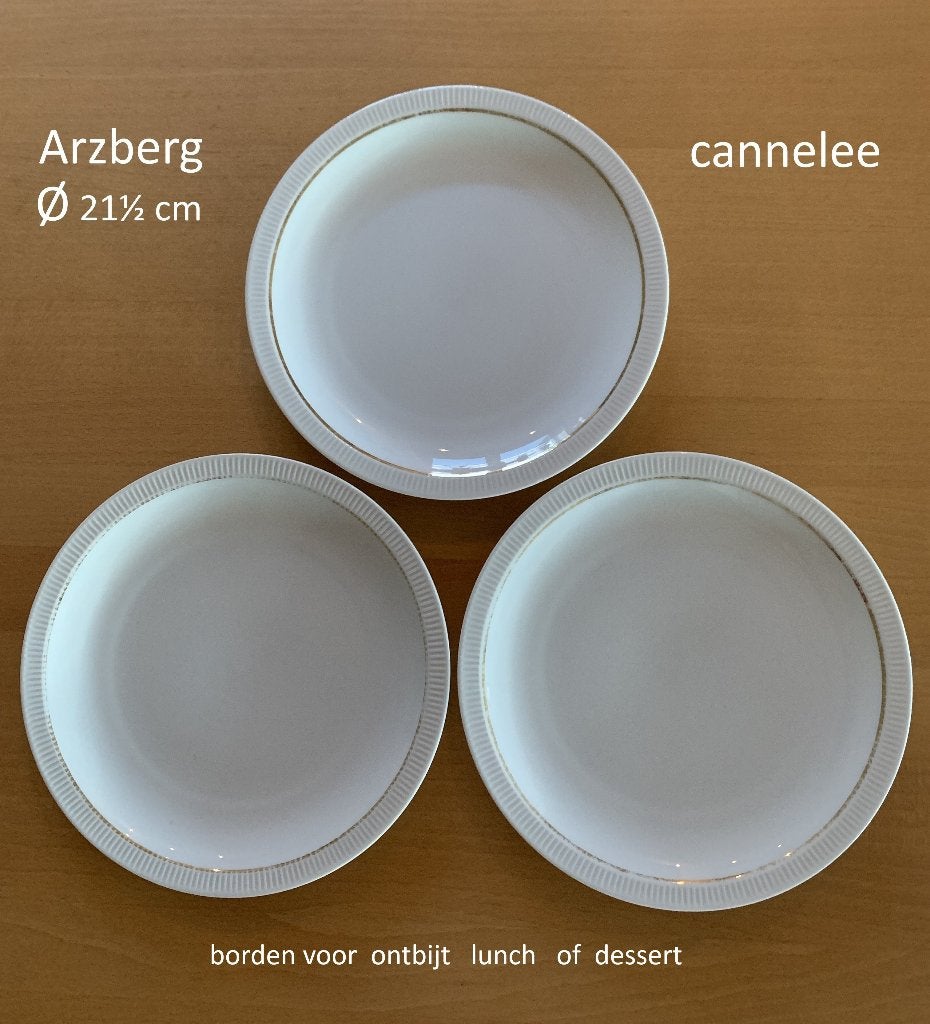 Arzberg cannelee borden m gouden biesje ontbijt- lunchborden, Huis en Inrichting, Keuken | Servies, Zo goed als nieuw, Bord(en)