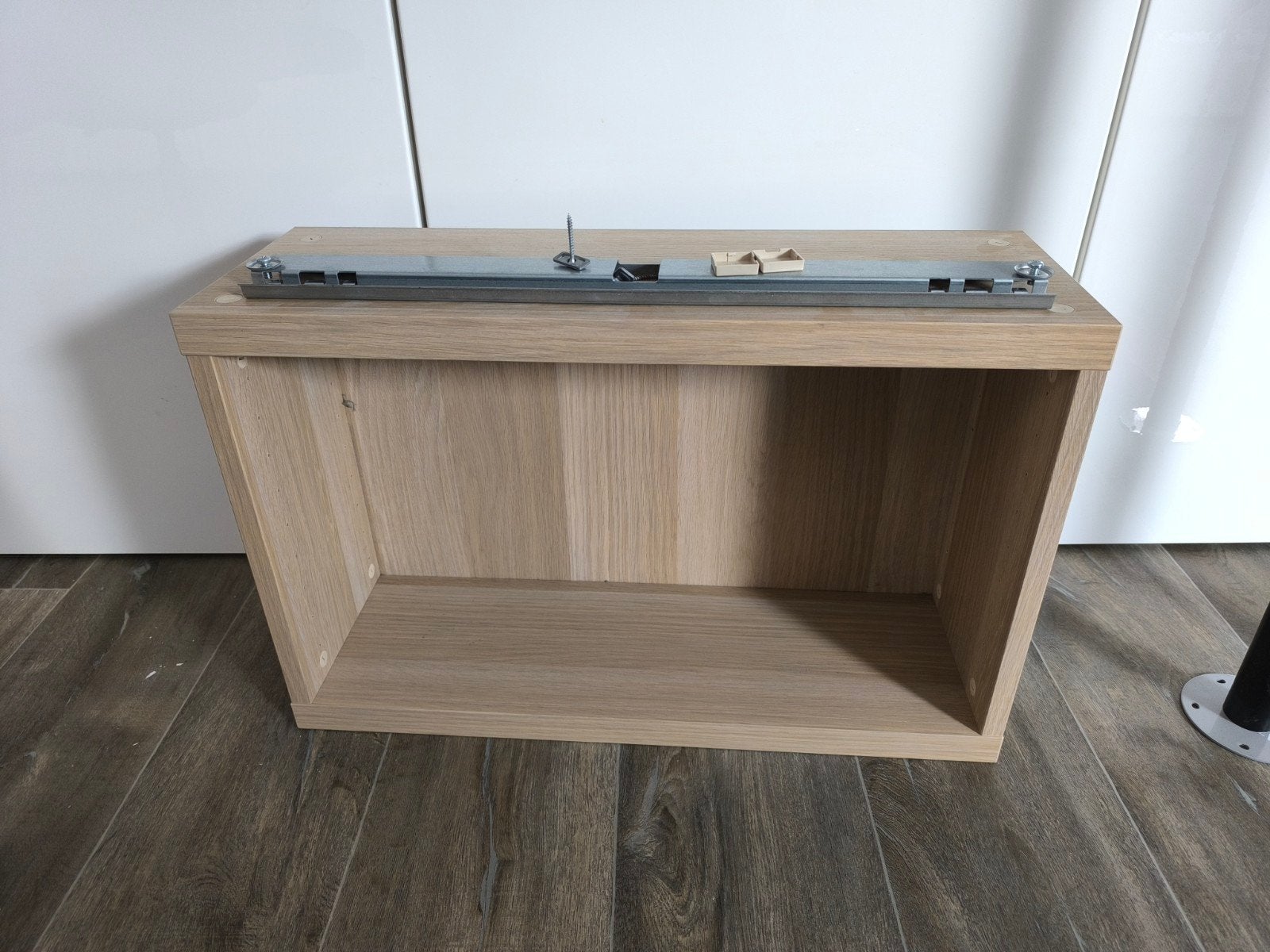 2 stuks IKEA BESTÅ basiselement met ophangrail, eikeneffect, Ophalen, Zo goed als nieuw