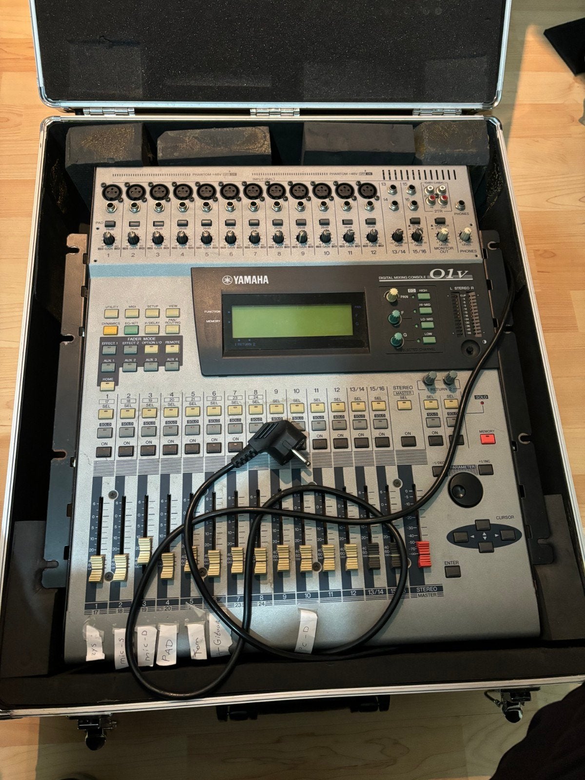 Yamaha 01v digitaal mengpaneel, Muziek en Instrumenten, Mengpanelen, Ophalen, Gebruikt, 10 tot 20 kanalen, Microfooningang