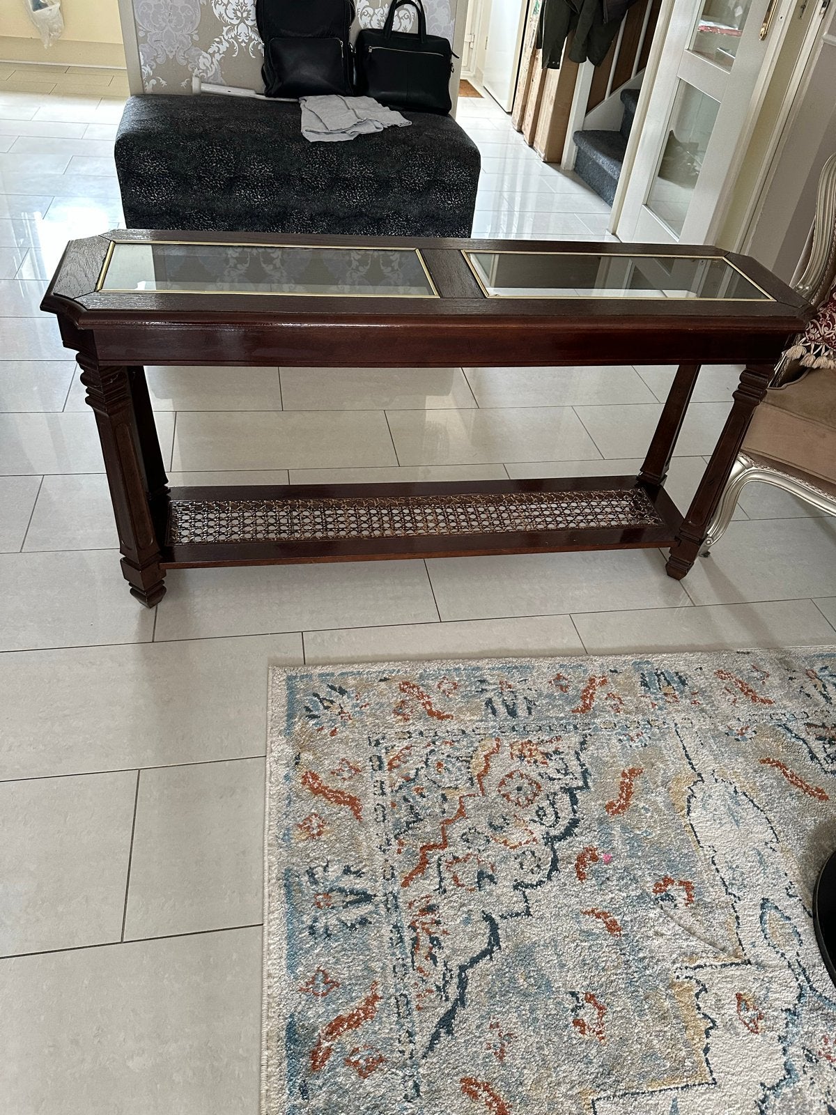 Elegante houten sidetable met glazen blad en rotan detail, Huis en Inrichting, Tafels | Sidetables, Ophalen, Gebruikt