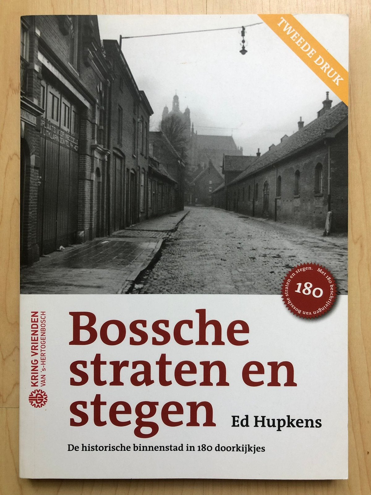 Bossche straten en stegen - Ed Hupkens (‘s-Hertogenbosch), Ophalen of Verzenden, Zo goed als nieuw