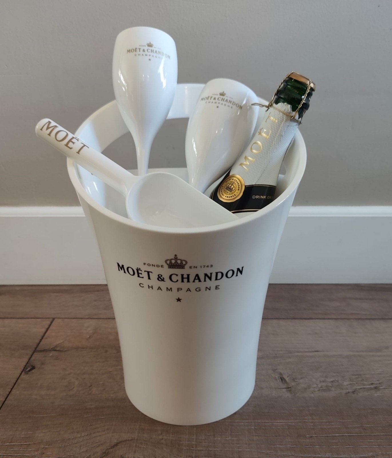 Moët & Chandon Champagne koeler met ijs schepje en glazen, Ophalen, Zo goed als nieuw, Kunststof