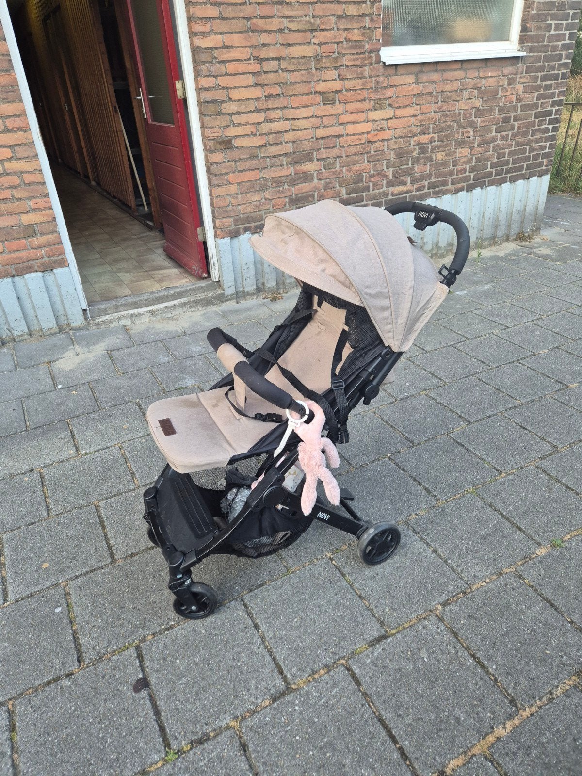Novi opvouwbare kinderwagen - Compact en lichtgewicht, Kinderen en Baby's, Kinderwagens en Combinaties, Ophalen, Gebruikt, Kinderwagen