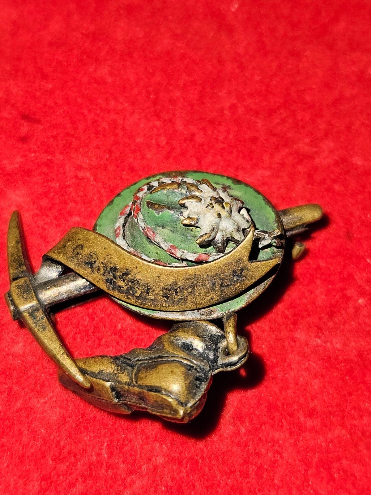 Vintage tirol speldje: hoed, schoen, houweel, Verzamelen, Speldjes, Pins en Buttons, Ophalen of Verzenden