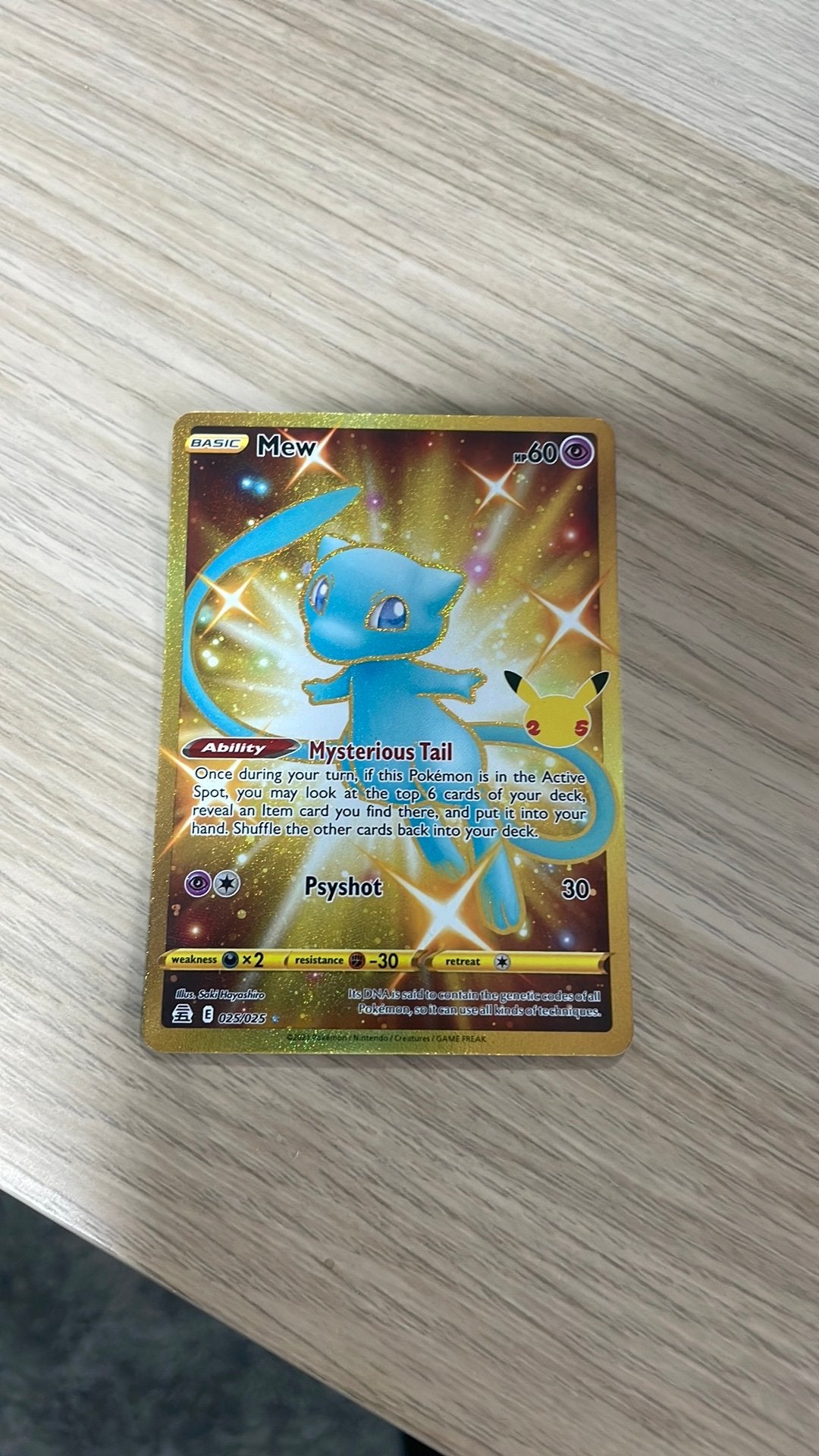 Mew Gold, Hobby en Vrije tijd, Verzamelkaartspellen | Pokémon, Ophalen of Verzenden, Zo goed als nieuw