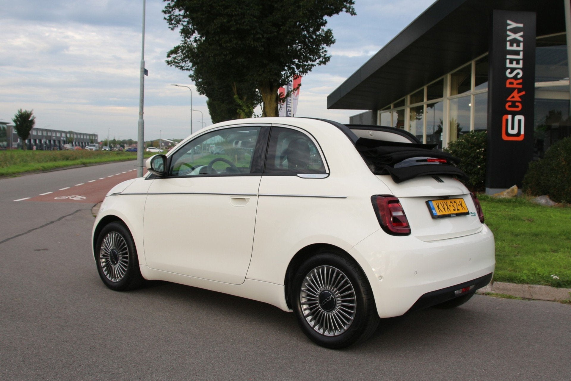 Fiat 500 C Urban 42 kWh | CAMERA | STOELVERW | DODE HOEK, Auto's, Gebruikt, Cabriolet, 4 stoelen, Wit