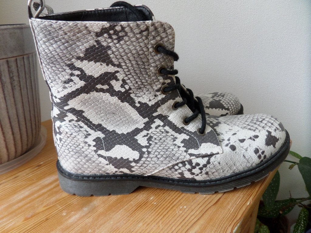 2 paar skaileren boots. ZGAN. slangenprint. grijze lakboots., Overige kleuren, Overige typen, Ophalen of Verzenden, Zo goed als nieuw