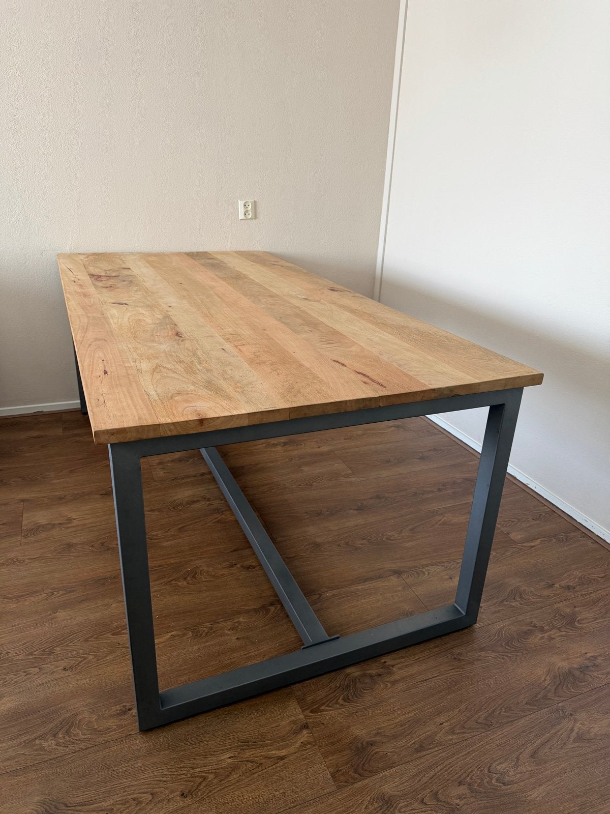Houten eettafel met metalen onderstel, Huis en Inrichting, Ophalen, Gebruikt, 50 tot 100 cm, Vijf personen of meer
