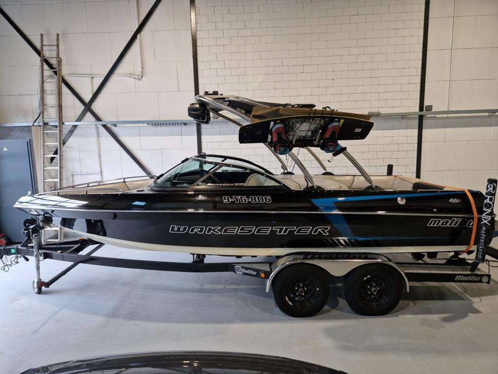 Malibu Wakesetter Wakeboardboot met trailer, Watersport en Boten, Speedboten, Ophalen, Gebruikt, Binnenboordmotor, 335 pk