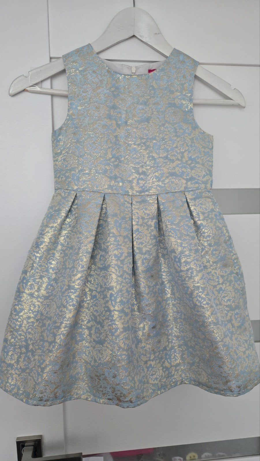 Young Dimension Jurk Goud/Blauw 116cm (5-6 jaar), Meisje, Ophalen of Verzenden, Zo goed als nieuw, Jurk of Rok