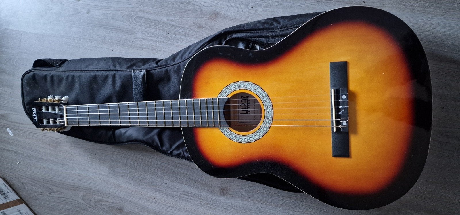 Akoestische gitaar met hoes en accessoires, Ophalen, Gebruikt, Western- of Steelstringgitaar, Met koffer