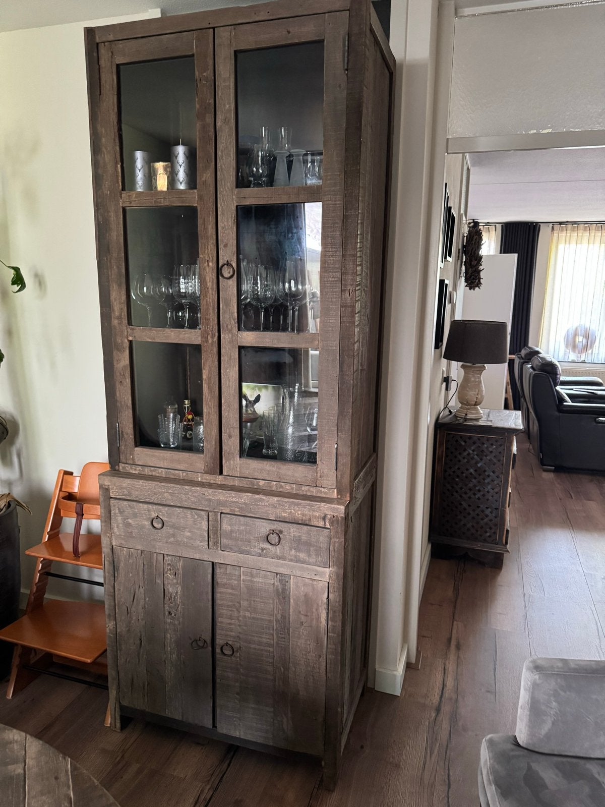 Robuuste houten vitrinekast met lades en deuren, Huis en Inrichting, Kasten | Vitrinekasten, Ophalen, Gebruikt, 100 tot 150 cm