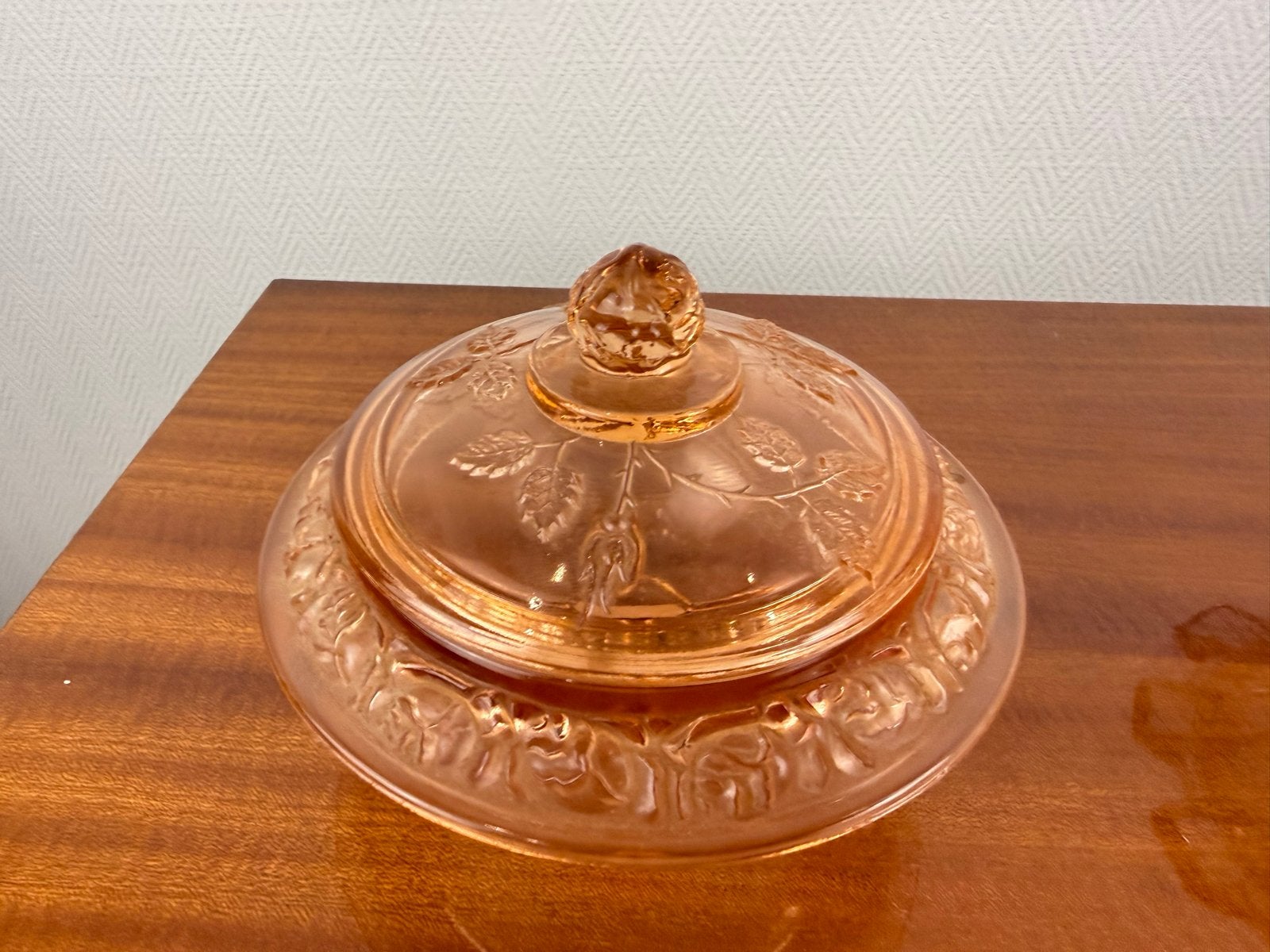 Vintage Roze Glazen Bonbonnière met Reliëfdecoratie, Ophalen of Verzenden