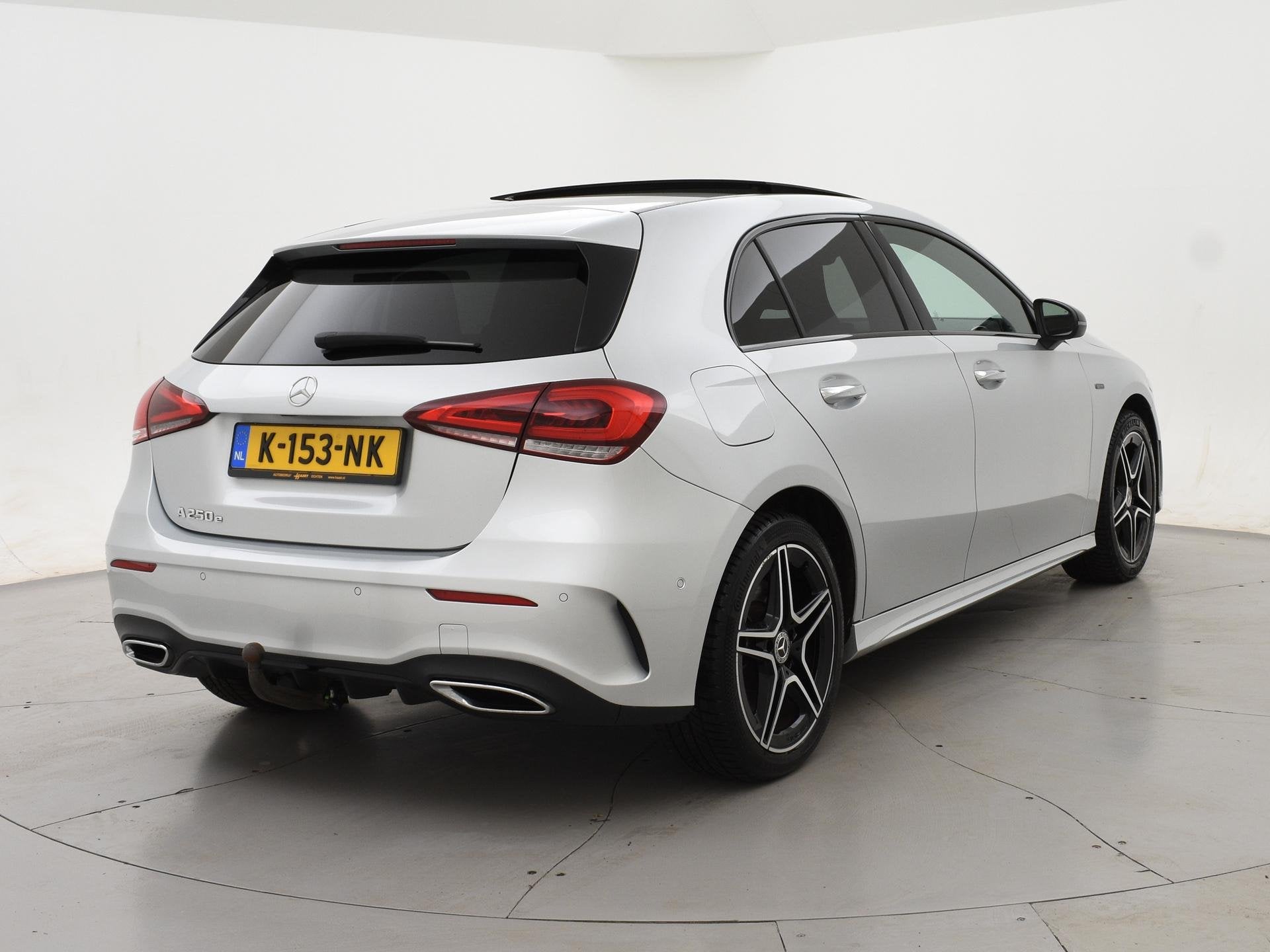 Mercedes-Benz A-klasse 250e AMG SPORT + PANORAMA | MEMORY |, Auto's, Mercedes-Benz, Gebruikt, 4 cilinders, 16 kWh, Bedrijf