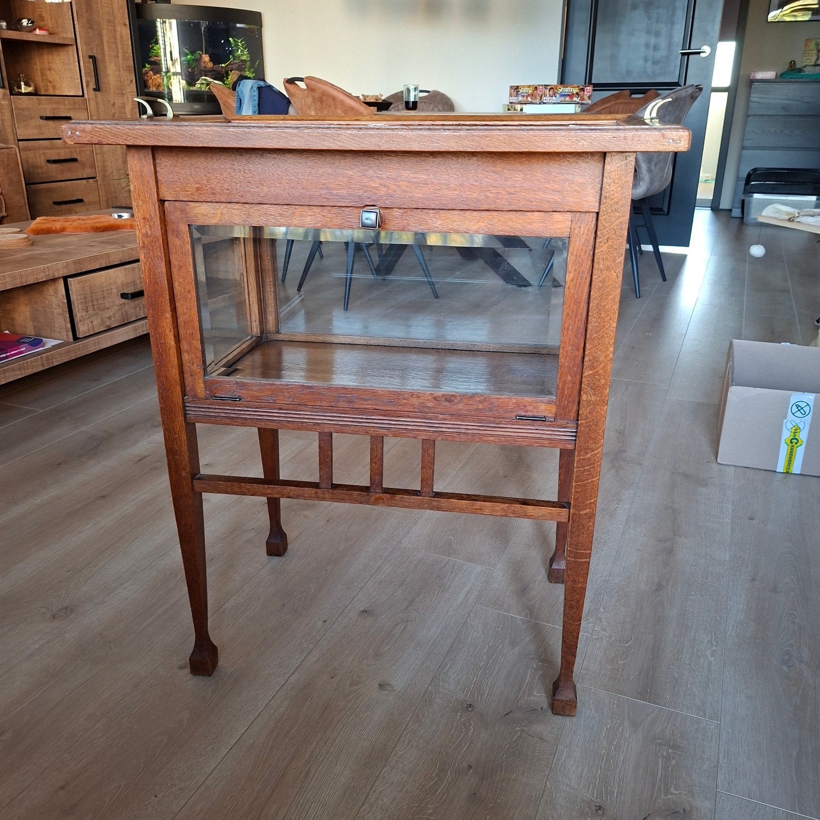 Oud theekastje met afneembaar dienblad, Ophalen
