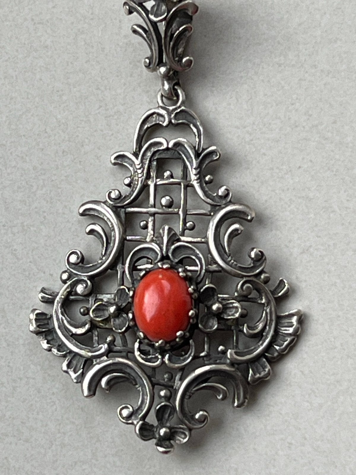 Antieke Zilveren Hanger met Bloedkoraal, Floraal Handgemaakt, Verzenden, Zo goed als nieuw, Zilver, Met edelsteen