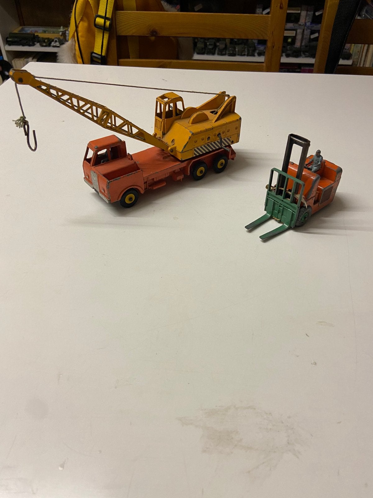 2 oude dinky toys crane truck en fork lift, Ophalen of Verzenden